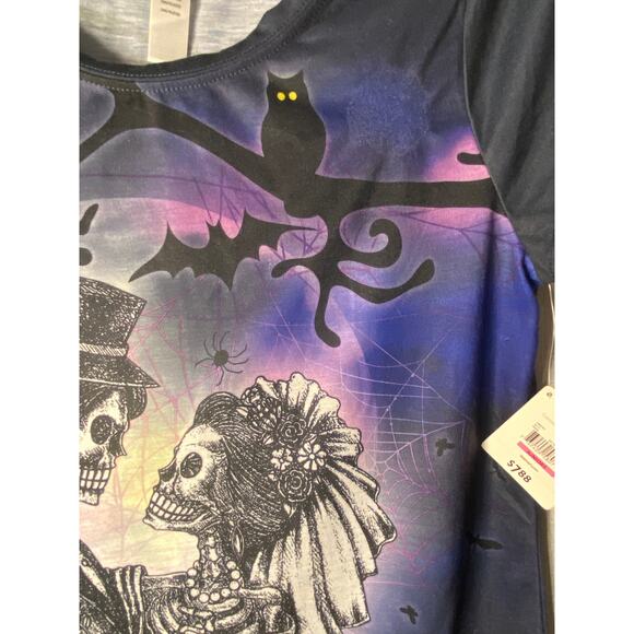 Halloween graphic tshirt with bride and groom skeleton. - Picture 4 of 12